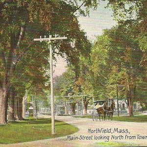 Carte postale vintage du Massachusetts NORTHFIELD - Rue principale vers le nord depuis l'hôtel de ville 1909