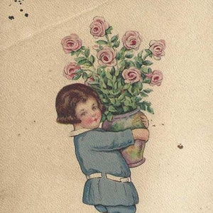 Enfant tenant un énorme pot de roses roses ancienne carte postale d'anniversaire non utilisée Stecher Litho - Anniversaire de juin