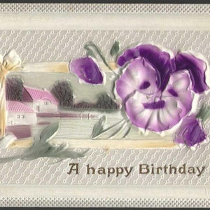 Pensée pourpre et maison de campagne sur une carte postale d'anniversaire ancienne - Carte postale en bas-relief de 1915 avec couleurs brossées à l'air