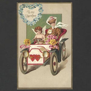 Cupidon conduit une jolie dame édouardienne dans une voiture à la mode Carte postale ancienne en relief pour la Saint-Valentin Années 1910 J Beagles and Co Publisher