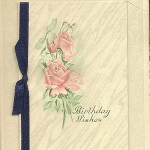 Carte postale vintage pliable fantaisie originale - Souhaits d'anniversaire, ruban de satin sur l'image du livre par M Dulk