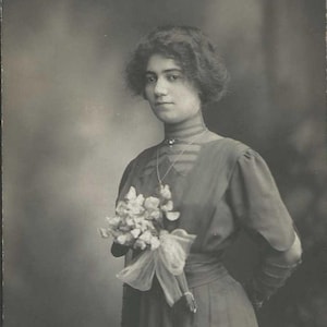Femme avec bouquet en studio Portrait carte postale ancienne avec photo réelle inutilisée des années 1910 - Ancêtre instantané