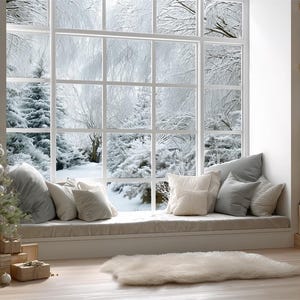 Könnte beinhalten: Gemütliche Innenansicht mit einem großen Fenster, das eine verschneite Winterlandschaft zeigt. Ein Weihnachtsbaum mit Ornamenten und Geschenkpaketen steht neben einer Fensterbank mit Kissen. Ein Kunstfellteppich sorgt für Wärme.