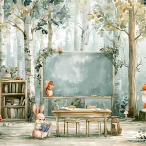 Könnte beinhalten: Eine Aquarell-Illustration eines Waldklassenzimmers mit einer Tafel, einem Holztisch mit zwei Stühlen und einem Bücherregal. Ein Hase sitzt da und liest ein Buch, während ein Fuchs auf einem Baumstumpf in der Nähe sitzt.