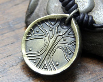 Noorse Viking Yggdrasil Tree Iron Coin Hanger aan een leren ketting.