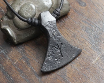 Aangepaste zilveren ingelegde Viking bijlkop hanger. Gesmeed puur ijzer, gepersonaliseerd met fijne zilveren draadinleg.