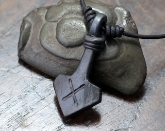Kleine op maat gegraveerde smeedijzeren Mjolnir, Thor's hamer hanger.