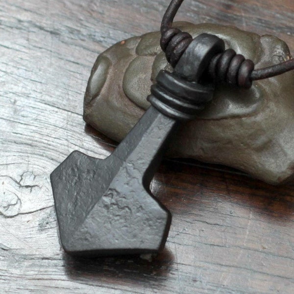 Mjolnir en fer pur forgé à la main de taille moyenne, marteau de Thor, pendentif viking.