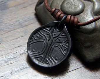 Pendentif Yggdrasil Arbre du monde en fer pur sur un collier en cuir.
