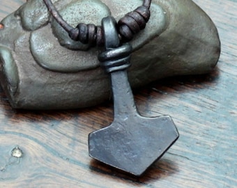 Petit Mjölnir en fer forgé, pendentif marteau de Thor uni noir fabriqué à la main en fer pur.