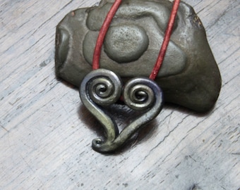 Pendentif coeur en fer forgé, cadeau du 6e anniversaire du fer. Forgé individuellement à l'aide d'une forge traditionnelle, bronze brossé et laqué.