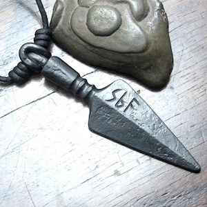 Aangepaste rune gegraveerde grote smeedijzeren Viking pijlpunthanger