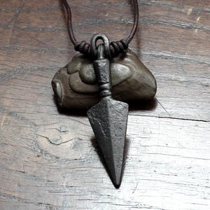 Gesmeed ijzeren Viking-pijlketting. Grote historisch geïnspireerde smid gemaakt van puur ijzeren pijlpunthanger aan een verstelbare leren ketting