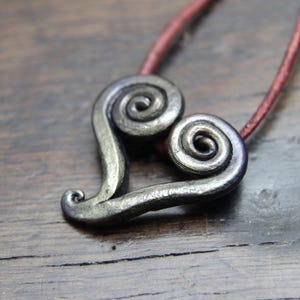Collana con ciondolo a forma di cuore in ferro puro forgiato, con cordino regolabile in pelle o cotone, splendidamente presentata in una scatola regalo in cartone.