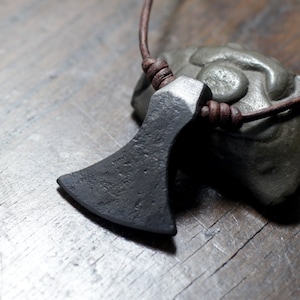 Ciondolo a forma di testa d&#39;ascia vichinga. Forgiato a mano in ferro puro. Forma di ascia in miniatura basata sull&#39;ascia danese. Collana regolabile. Con scatola regalo.