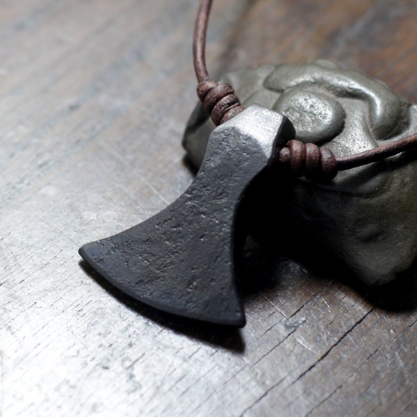 Wikinger Axtkopf Anhänger. Handgeschmiedet aus reinem Eisen. Miniatur Axt in Anlehnung an das Original der Dänischen Axt. Verstellbare Halskette. Mit Geschenkkarton.