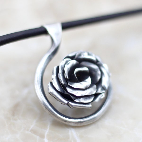 Collier en argent Rose, une petite main forgé pendentif rose