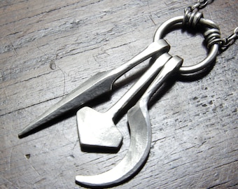 Pendentif lance, amulette mjolnir et faucille en argent sterling forgé à chaud. Amulette viking dédiée aux dieux vikings : Odin, Thor et Frey.