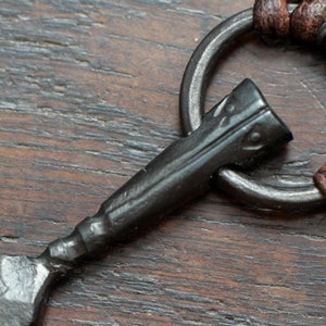 Pendentif lance Odins Gungnir. Amulette viking en fer pur, finement forgée à la main, de style scandinave sur cordon de cuir. Huile traditionnelle et cire protégées. image 5