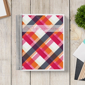 Personalisierter Kalender 2025-2026 -- MidMod Plaid