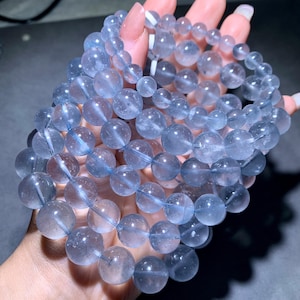 Peut inclure: Un bracelet multi-brins composé de perles de pierres précieuses sphériques, translucides et bleu clair. Les perles présentent une finition lisse et polie avec de subtiles inclusions internes et des variations d'intensité de couleur.