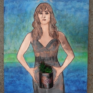 Op de afbeelding: Een schilderij van een vrouw met lang bruin haar, die een donkere jurk draagt en een potplant voor zich vasthoudt. De achtergrond is een blauwe en groene aquarelwas met drie halve manen in het bovenste midden.