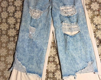 Pantalones reversibles con mezclilla desgastada y bolsillos tipo jogging color crema muy suave.