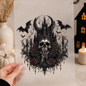 Könnte beinhalten: Ein rechteckiger Druck mit einem zentralen Totenkopf, der eine Krone trägt und einen Finger vor den Mund hält. Das Motiv zeigt ein gotisches Schloss, eine Mondsichel, fliegende Fledermäuse, brennende Kerzen, dunkle Rosen und ein Pentagramm-Amulett.