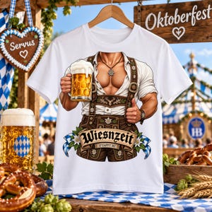 Könnte beinhalten: Ein weißes T-Shirt mit einem Grafikdruck einer Person in traditioneller Lederhose und weißem Hemd, die einen Bierkrug hält. Das Design enthält den Schriftzug Wiesnzeit und O'ZAPFT IS, verziert mit Edelweißblüten und einem Hirschmotiv.