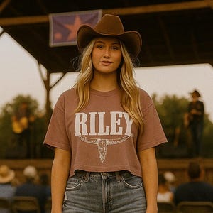 Riley Green &quot;RILEY&quot; Longhorn Women&#39;s Crop Tee
