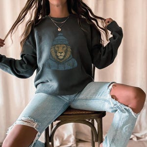 Sudadera unisex de cuello redondo con la mascota de los Leones &quot;Espíritu Animal&quot; de Detroit Football