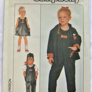 Könnte beinhalten: Simplicity Schnittmuster Nummer 8465 für die Größen 4, 5 und 6. Das Schnittmuster enthält Anleitungen zum Nähen eines Kleides, einer Jacke und einer Latzhose.