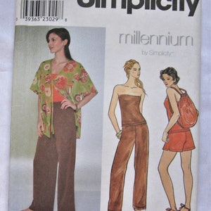 Può includere: Modello di cucito Simplicity Millennium con illustrazioni di abbigliamento femminile. Il modello include vari outfit, come tailleur, completi con pantaloncini e un top senza spalline con pantaloni. Il numero del modello è 8732.