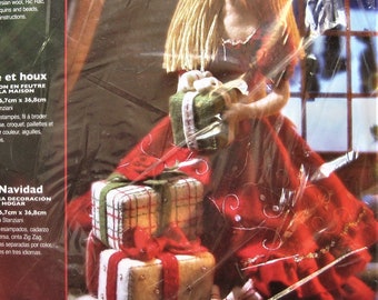 Bucilla Holly Noelle Christmas Home Decor: Felt Doll with Packages