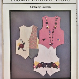 Può includere: Un cartamodello per gilet fantasia floreale. Il cartamodello include tre modelli e tecniche per realizzare un gilet unico. L'immagine mostra tre diversi modelli di gilet con ricami floreali.