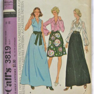 Puede incluir: Un patrón de costura vintage para una falda y una blusa para mujeres. El patrón es de McCall's y es el número 3819. El patrón es de estilo desenfadado y está disponible en las tallas 16 y 38. El patrón cuesta $ 1.00 y $ 1.10 en Canadá.