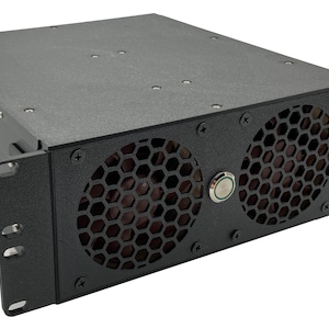 Könnte beinhalten: Ein schwarzes Server-Rack-Gehäuse mit zwei kreisförmigen Lüfteröffnungen. Die Lüfter haben ein Wabenmuster. Ein silberner Netzschalter befindet sich mittig zwischen den Lüftern. Das Gehäuse hat Montagehalterungen an den Seiten.