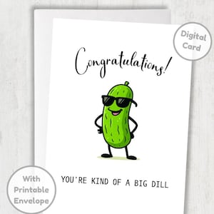 Peut inclure: Carte de vœux blanche avec l'inscription "Congratulations!" en écriture cursive. Un cornichon de dessin animé portant des lunettes de soleil est représenté sous le texte. La phrase "YOU'RE KIND OF A BIG DILL" est imprimée en bas.