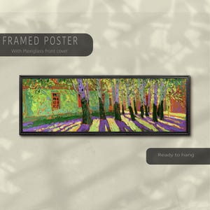 Puede incluir: Un p&oacute;ster panor&aacute;mico enmarcado que muestra una pintura de paisaje de un edificio verde rodeado de &aacute;rboles con largas sombras p&uacute;rpuras en el suelo. El marco negro incluye una cubierta frontal de plexigl&aacute;s y est&aacute; listo para colgar.