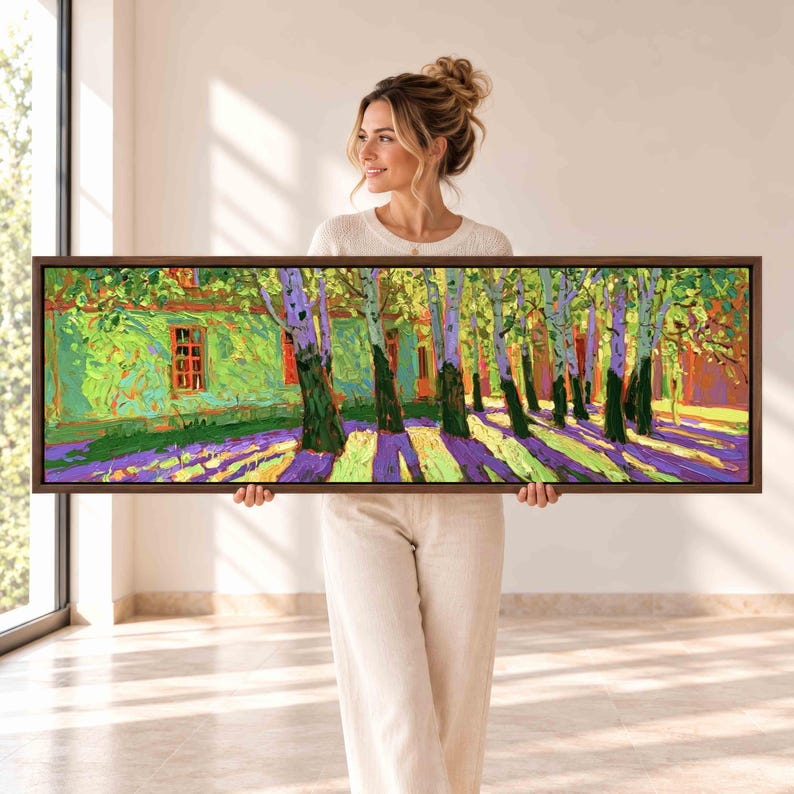 Puede incluir: Un cuadro de paisaje rectangular en un marco de madera oscura que muestra una escena vibrante de &aacute;rboles con follaje verde y sombras p&uacute;rpuras proyectadas en el suelo. La obra representa un edificio con fachada verde y marcos naranjas.
