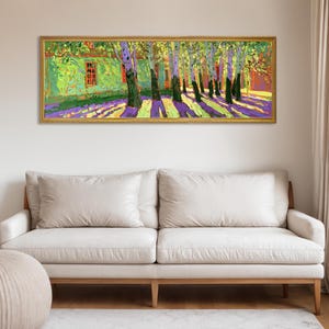 Puede incluir: Una pintura de paisaje panor&aacute;mico en un marco dorado que muestra una hilera de &aacute;rboles con follaje verde y troncos oscuros que proyectan largas sombras p&uacute;rpuras vibrantes sobre un suelo soleado, frente a un edificio verde con marcos rojos.