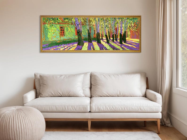 Puede incluir: Una pintura de paisaje panor&aacute;mico en un marco dorado que muestra una hilera de &aacute;rboles con follaje verde y troncos oscuros que proyectan largas sombras p&uacute;rpuras vibrantes sobre un suelo soleado, frente a un edificio verde con marcos rojos.