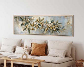 Puede incluir: Una pieza de arte mural rectangular panorámica que presenta una pintura detallada de una rama de olivo cargada de aceitunas verdes. La rama se extiende horizontalmente sobre un fondo suave de tonos azules y crema, con un marco de madera clara.