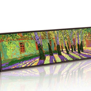 Puede incluir: Un lienzo panor&aacute;mico con una pintura de estilo postimpresionista que muestra una hilera de &aacute;rboles proyectando largas sombras p&uacute;rpuras sobre un c&eacute;sped verde brillante junto a un edificio con marcos de ventanas rojos, en un marco marr&oacute;n.
