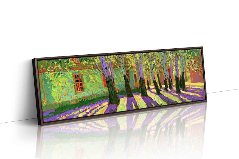Puede incluir: Un lienzo panor&aacute;mico con una pintura de estilo postimpresionista que muestra una hilera de &aacute;rboles proyectando largas sombras p&uacute;rpuras sobre un c&eacute;sped verde brillante junto a un edificio con marcos de ventanas rojos, en un marco marr&oacute;n.