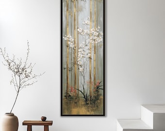 Puede incluir: Una pintura vertical enmarcada representa tallos de bambú con flores blancas y toques de flores rosas. La obra de arte tiene una paleta de colores apagados de oro, verde y blanco, creando una estética serena y natural. La pintura se exhibe en una pared blanca.