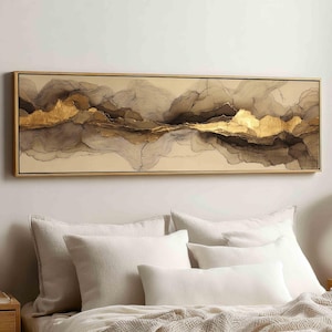 Könnte beinhalten: Ein rechteckiges Wandbild mit einer abstrakten Landschaft aus fließenden, geschichteten Linien in Creme-, Beige- und Dunkelbrauntönen. Ein markantes horizontales Band aus metallischem Blattgold verläuft durch die Mitte, gerahmt von einem dünnen Goldrand.
