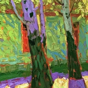 Puede incluir: Una pintura al &oacute;leo con pinceladas gruesas y texturizadas en tonos vibrantes de verde, morado y naranja. La composici&oacute;n muestra troncos de &aacute;rboles en primer plano frente a la fachada de un edificio con marcos de ventanas rojos.