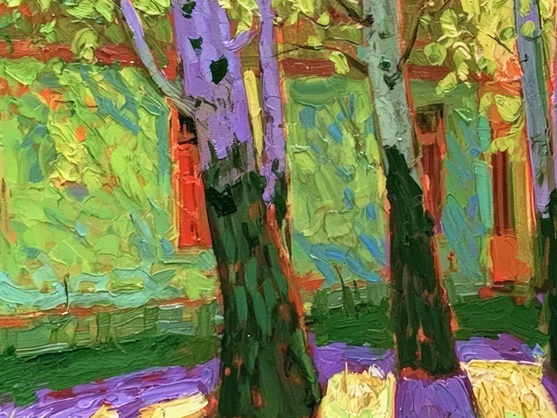 Puede incluir: Una pintura al &oacute;leo con pinceladas gruesas y texturizadas en tonos vibrantes de verde, morado y naranja. La composici&oacute;n muestra troncos de &aacute;rboles en primer plano frente a la fachada de un edificio con marcos de ventanas rojos.