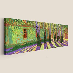 Puede incluir: Un lienzo rectangular con una pintura impresionista de un edificio verde con ventanas de marco rojo, bordeado por una hilera de &aacute;rboles que proyectan largas y vibrantes sombras p&uacute;rpuras sobre el suelo en una escena soleada.